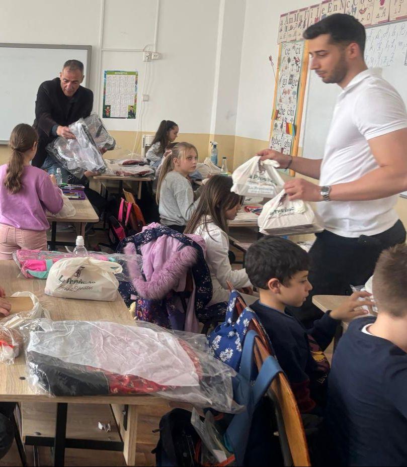 Ziua Meselor Școlare, campania Fundației Carmistin, organizată în județele Vâlcea și Gorj  894623