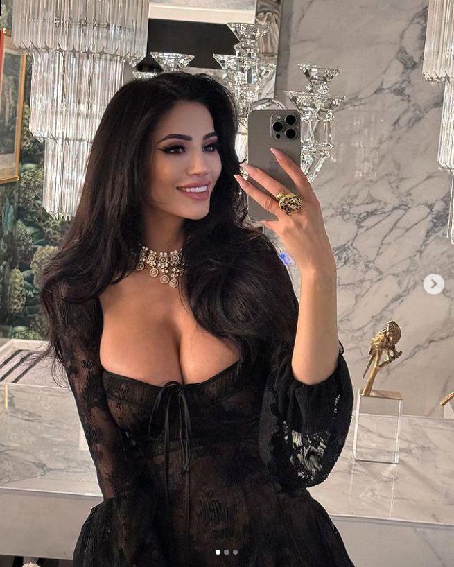 Cine este celebra româncă din Paşcani, însărcinată cu designerul milionar Philipp Plein. Cu o avere de 800.000.000 euro, el și-a părăsit logodnica, cu care are doi copii, pentru a se întoarce la top model 894763