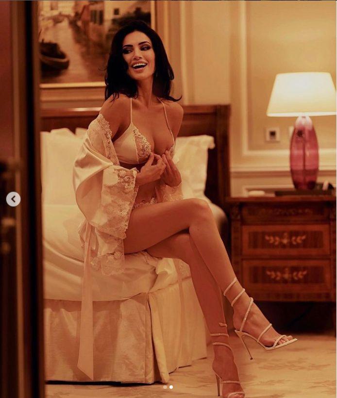 Cine este celebra româncă din Paşcani, însărcinată cu designerul milionar Philipp Plein. Cu o avere de 800.000.000 euro, el și-a părăsit logodnica, cu care are doi copii, pentru a se întoarce la top model 894771