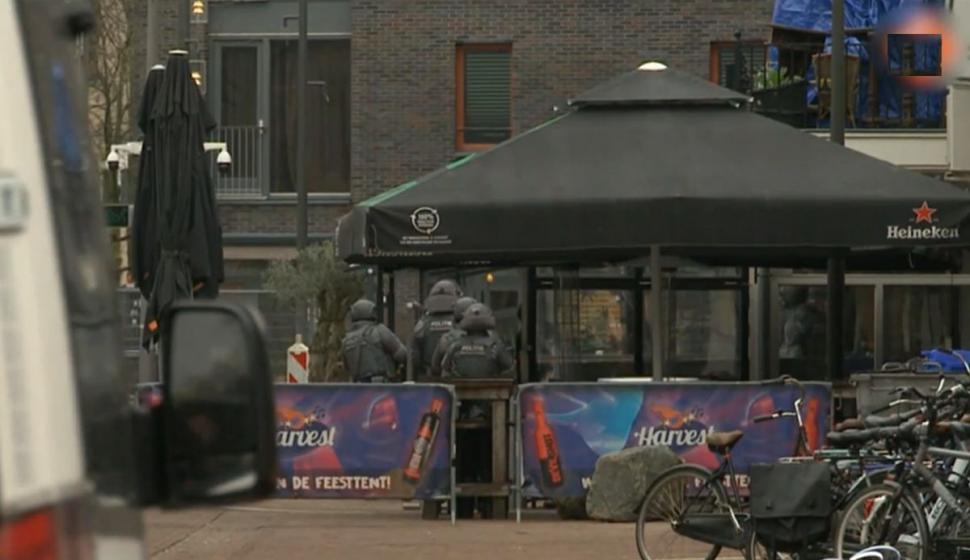 Luare de ostatici într-un club din Olanda. Sute de polițiști şi roboți controlați de la distanță pentru dezactivarea explozibililor, mobilizați la faţa locului 894718