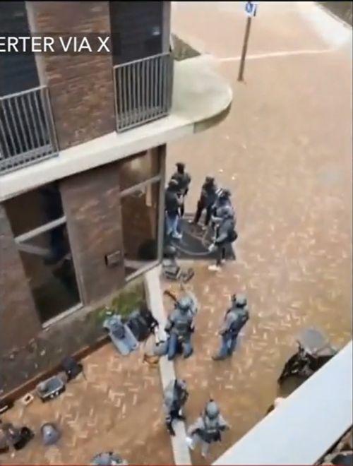 Luare de ostatici într-un club din Olanda. Sute de polițiști şi roboți controlați de la distanță pentru dezactivarea explozibililor, mobilizați la faţa locului 894721