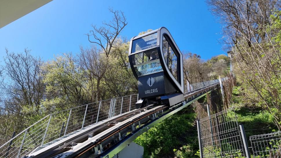 Telecabina de patru milioane de euro de la Deva s-a defectat, la doar o zi de la inaugurare. Turiștii, nevoiți să urce pe jos 894753