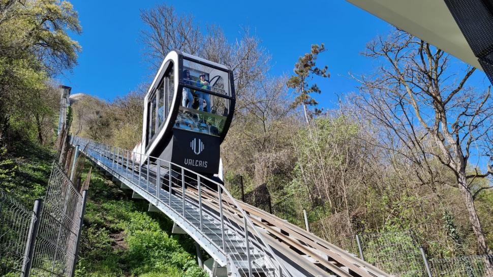 Telecabina de patru milioane de euro de la Deva s-a defectat, la doar o zi de la inaugurare. Turiștii, nevoiți să urce pe jos 894754