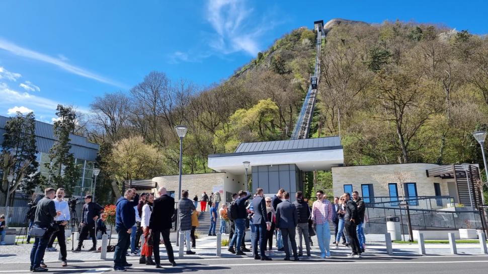 Telecabina de patru milioane de euro de la Deva s-a defectat, la doar o zi de la inaugurare. Turiștii, nevoiți să urce pe jos 894756