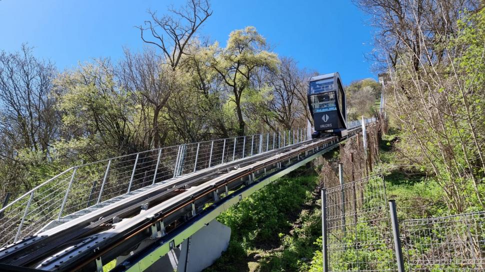 Telecabina de patru milioane de euro de la Deva s-a defectat, la doar o zi de la inaugurare. Turiștii, nevoiți să urce pe jos 894758