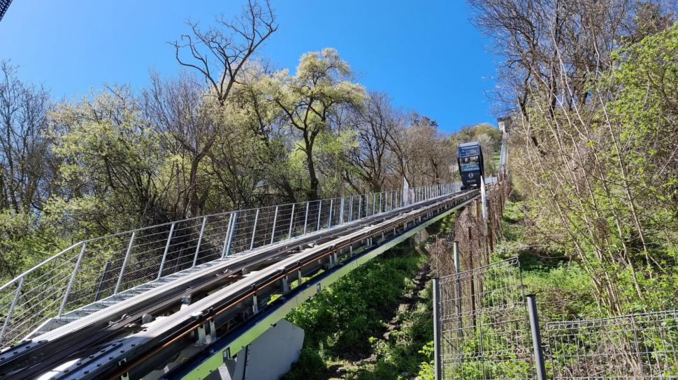 Telecabina de patru milioane de euro de la Deva s-a defectat, la doar o zi de la inaugurare. Turiștii, nevoiți să urce pe jos 894759