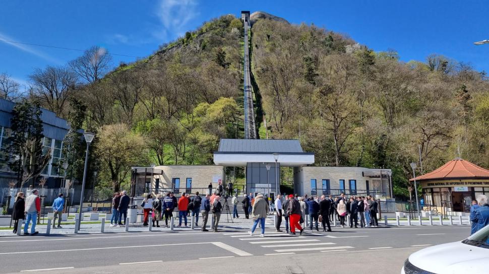 Telecabina de patru milioane de euro de la Deva s-a defectat, la doar o zi de la inaugurare. Turiștii, nevoiți să urce pe jos 894760