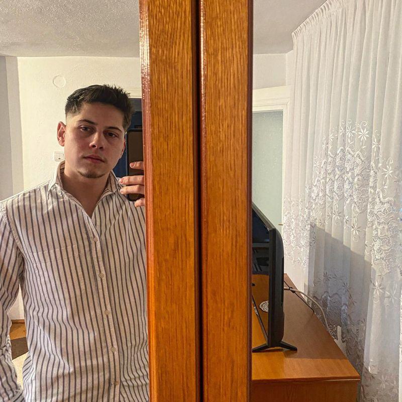 Ei sunt Raul, Alex şi Cristian, tinerii morţi în Neamţ, după ce mașinile lor au trecut prin garduri, au rupt stâlpi de beton şi s-au oprit în curtea unei case 894862