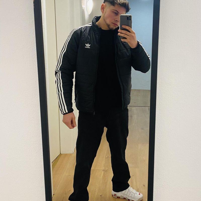 Ei sunt Raul, Alex şi Cristian, tinerii morţi în Neamţ, după ce mașinile lor au trecut prin garduri, au rupt stâlpi de beton şi s-au oprit în curtea unei case 894863