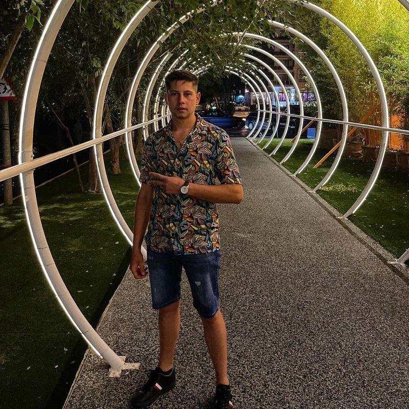 Ei sunt Raul, Alex şi Cristian, tinerii morţi în Neamţ, după ce mașinile lor au trecut prin garduri, au rupt stâlpi de beton şi s-au oprit în curtea unei case 894864