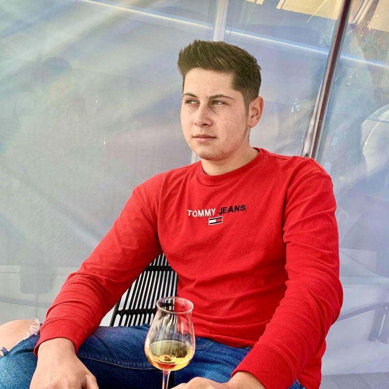 Ei sunt Raul, Alex şi Cristian, tinerii morţi în Neamţ, după ce mașinile lor au trecut prin garduri, au rupt stâlpi de beton şi s-au oprit în curtea unei case 894865