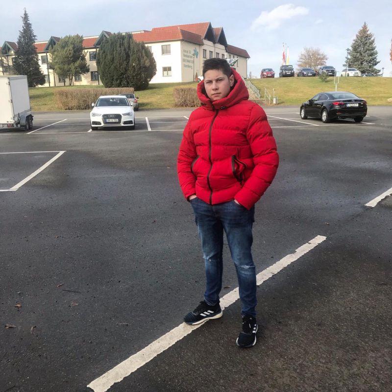 Ei sunt Raul, Alex şi Cristian, tinerii morţi în Neamţ, după ce mașinile lor au trecut prin garduri, au rupt stâlpi de beton şi s-au oprit în curtea unei case 894866