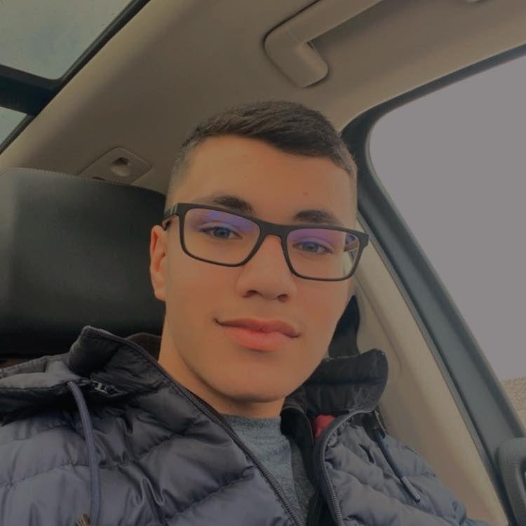 Ei sunt Raul, Alex şi Cristian, tinerii morţi în Neamţ, după ce mașinile lor au trecut prin garduri, au rupt stâlpi de beton şi s-au oprit în curtea unei case 894867