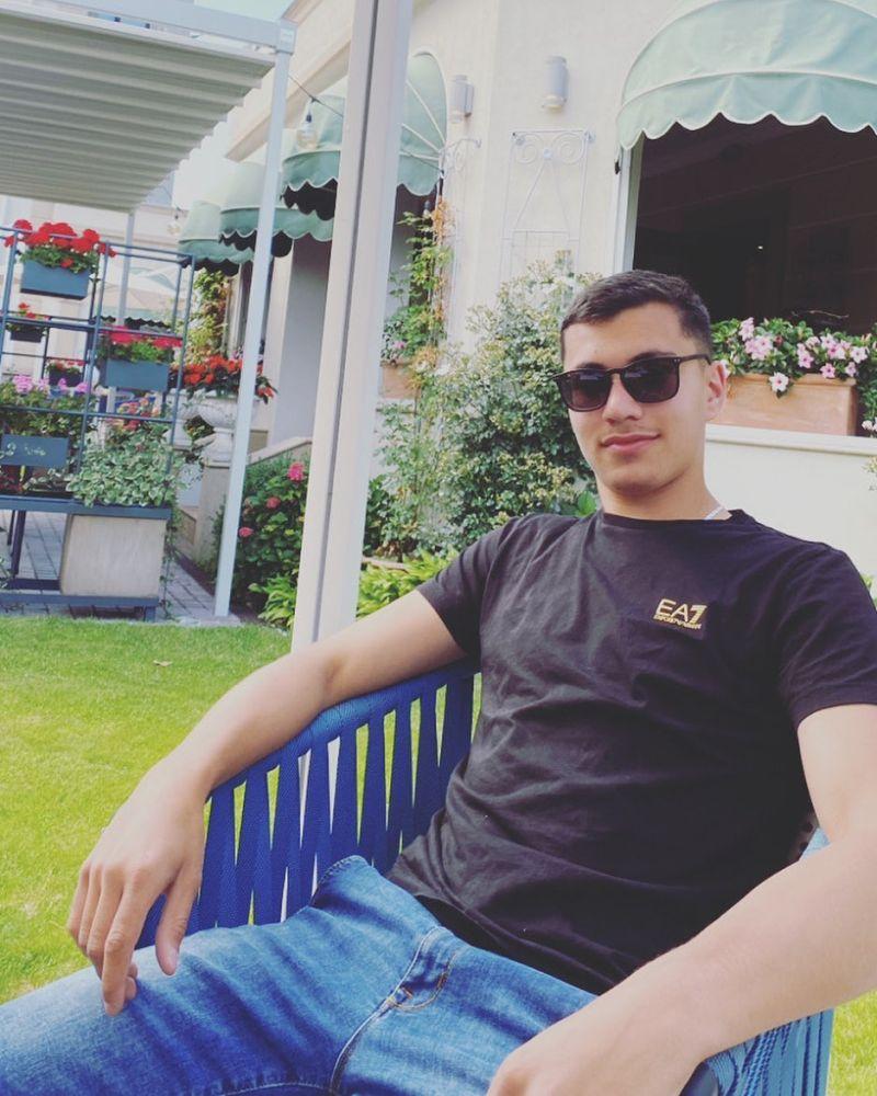 Ei sunt Raul, Alex şi Cristian, tinerii morţi în Neamţ, după ce mașinile lor au trecut prin garduri, au rupt stâlpi de beton şi s-au oprit în curtea unei case 894870