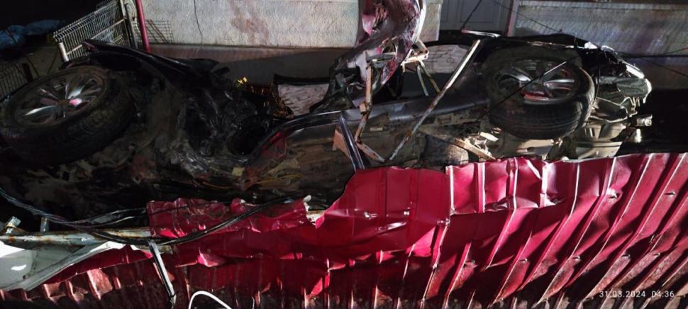 Ei sunt Raul, Alex şi Cristian, tinerii morţi în Neamţ, după ce mașinile lor au trecut prin garduri, au rupt stâlpi de beton şi s-au oprit în curtea unei case 894874