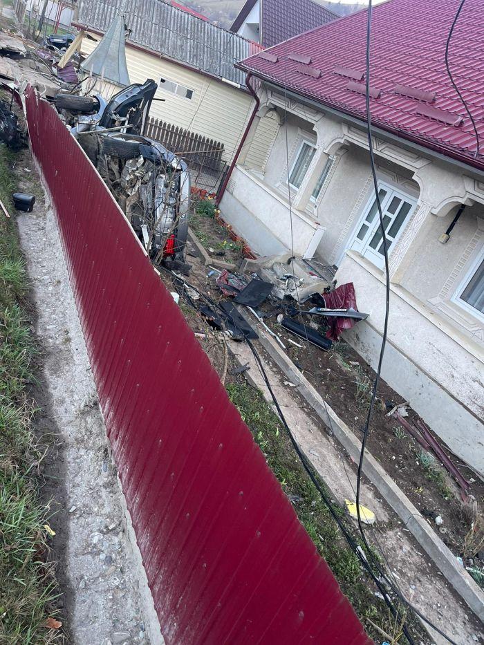 Trei tineri au murit şi alţi trei au ajuns în spital, după ce două maşini au sărit de pe drum şi s-au răsturnat în curţile unor oameni, în Neamţ 894819