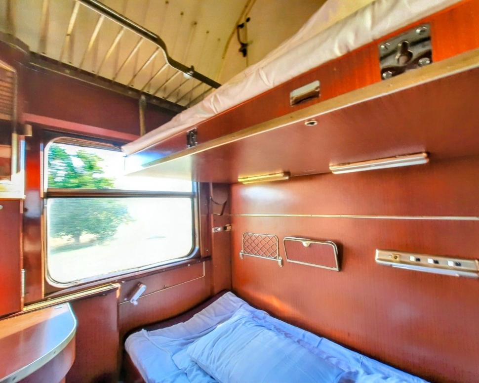 Reacţia unui englez care a călătorit peste 16 ore în cel mai vechi tren de noapte din România: "Oferă mult confort" 894944