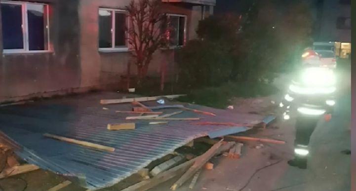 "Am crezut că aici îmi e sfârşitul" | Furtună puternică în Bucureşti. Un copac a fost doborât de vânt lângă un tramvai din Sectorul 2. Trei linii de transport au fost blocate 895286