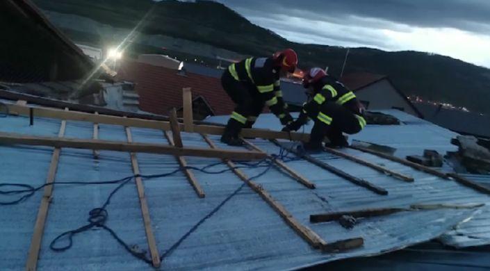 "Am crezut că aici îmi e sfârşitul" | Furtună puternică în Bucureşti. Un copac a fost doborât de vânt lângă un tramvai din Sectorul 2. Trei linii de transport au fost blocate 895289