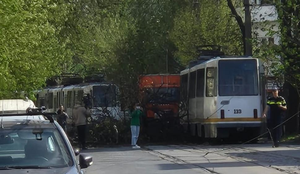 "Am crezut că aici îmi e sfârşitul" | Furtună puternică în Bucureşti. Un copac a fost doborât de vânt lângă un tramvai din Sectorul 2. Trei linii de transport au fost blocate 895304
