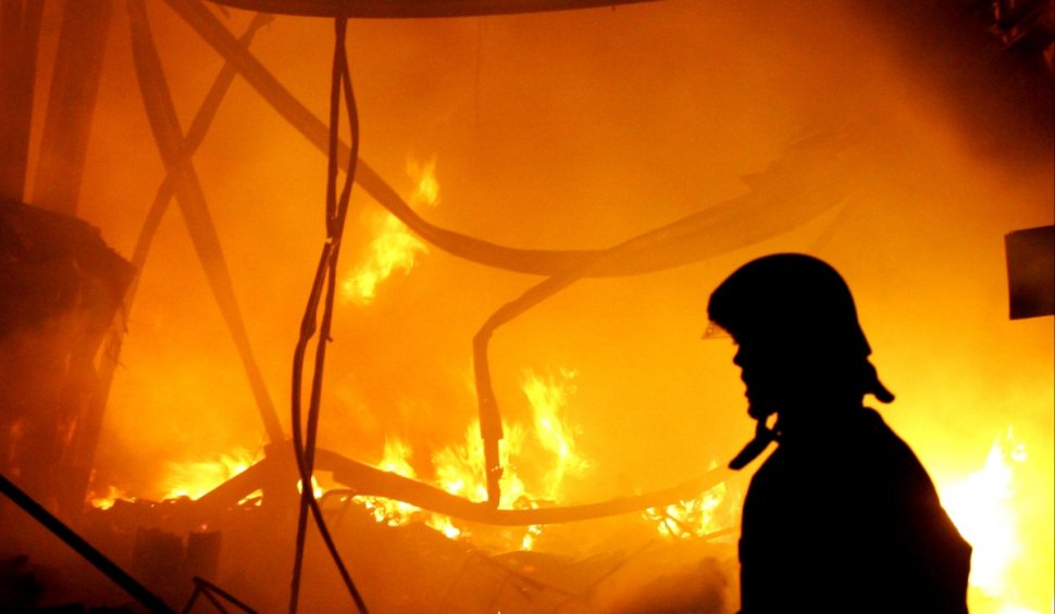 Incendiu de proporții într-o pădure din Galaţi. Flăcările s-au extins pe 10 hectare