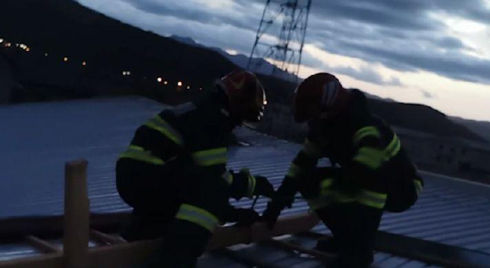 Vremea rea face prăpăd în țară: acoperișul unui bloc a fost spulberat și mai mulți copaci au fost doborâți de vânt, la Hunedoara 895178