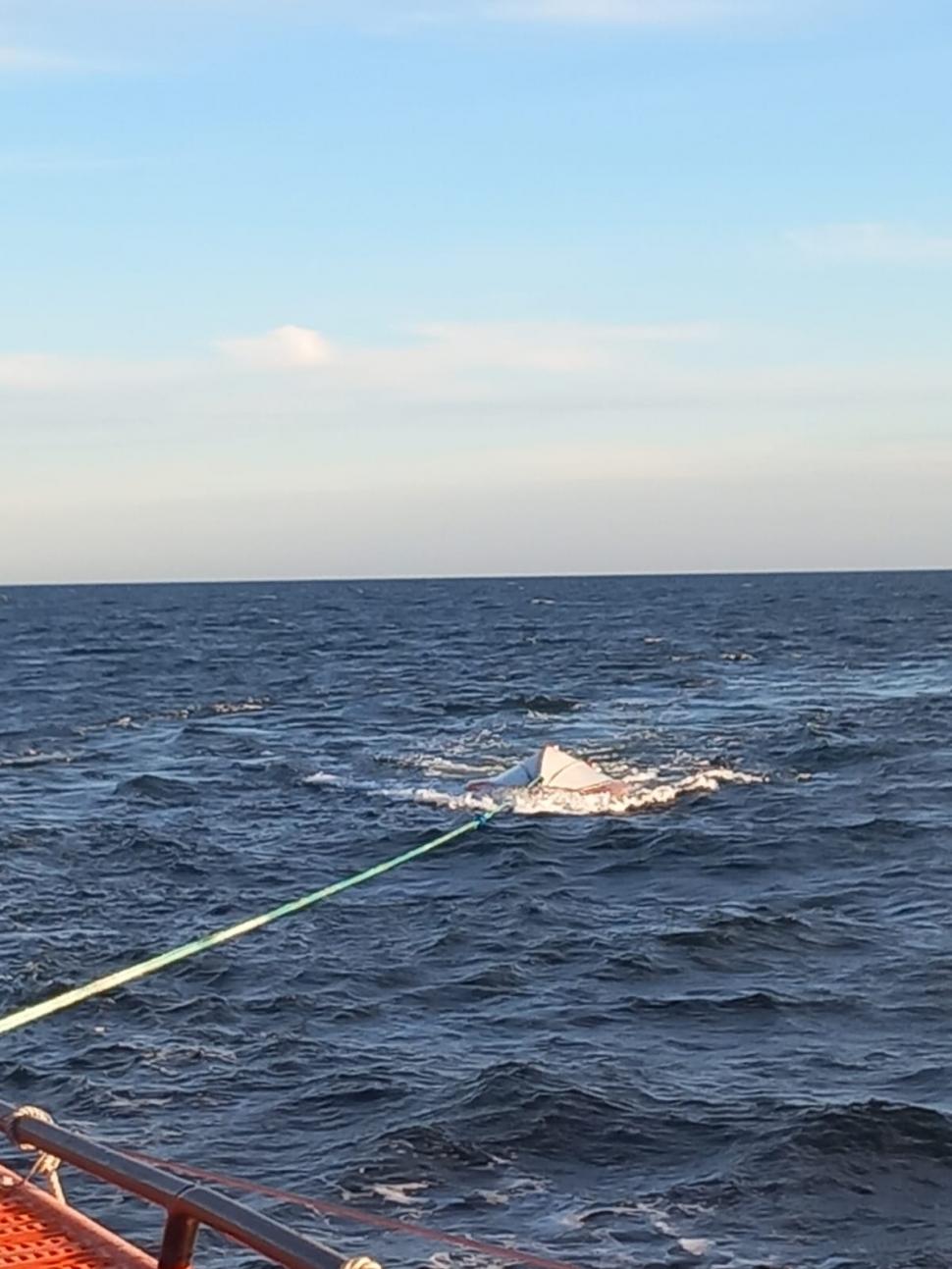 Barcă răsturnată în Marea Neagră, în apropiere de Tuzla. Nava SAR Artemis este în operațiune de căutare și salvare 895542