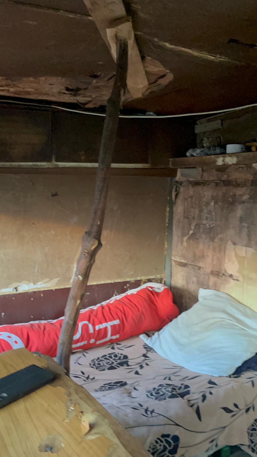 Minor exploatat prin muncă și ținut într-o cușcă de proprietarul unei stâne din Brașov | Procurorii DIICOT fac percheziții 895399