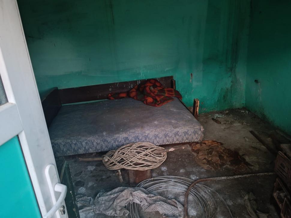 Minor exploatat prin muncă și ținut într-o cușcă de proprietarul unei stâne din Brașov | Procurorii DIICOT fac percheziții 895401