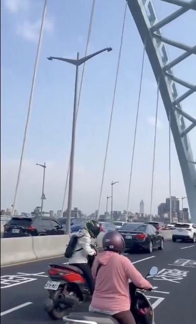 Momentul în care cutremurul puternic a lovit Taiwanul. Imagini cu clădirile care se prăbușesc și alunecările de teren, în timpul seismului de 7,4 895384