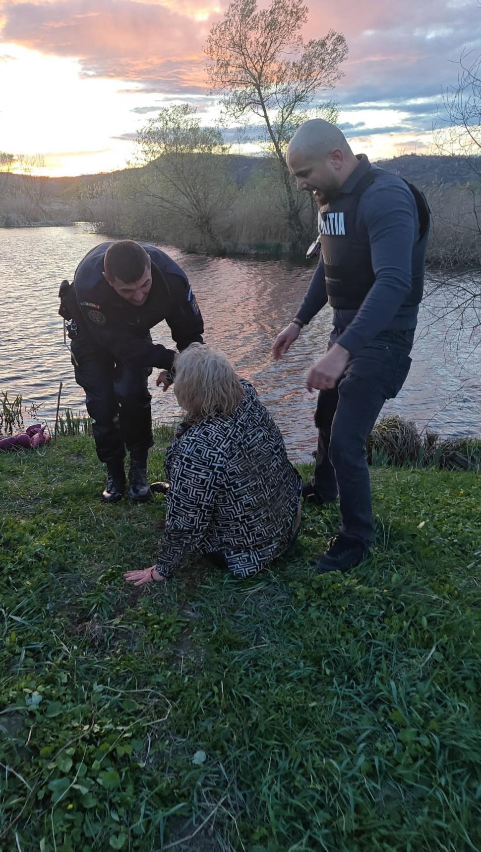 Ei sunt Tibi şi Sergiu, jandarmii care au salvat o femeie dată dispărută, chiar în momentul în care încerca să-şi ia viaţa: "Datorită intervenției voastre, un om astăzi trăiește!" 895437