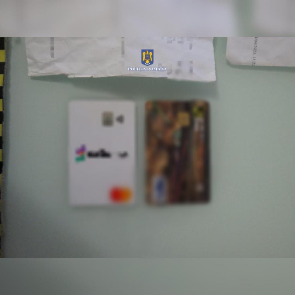 Măicuțe false, săltate de polițiști, după ce au păcălit oamenii cu servicii ritualice pe internet. Prejudiciul este de peste 250.000 de lei 895463