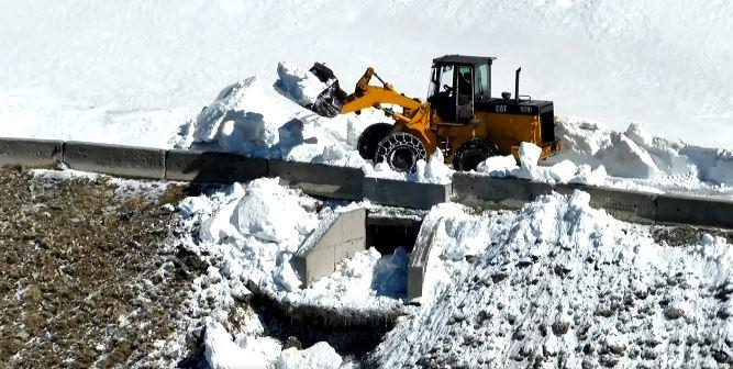 Se redeschide circulaţia pe Transalpina. Drumarii intervin cu utilajele de deszăpezire pe cea mai înaltă şosea din România 895468