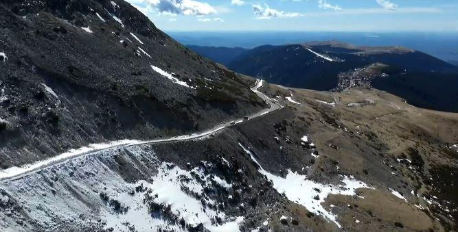 Se redeschide circulaţia pe Transalpina. Drumarii intervin cu utilajele de deszăpezire pe cea mai înaltă şosea din România 895469