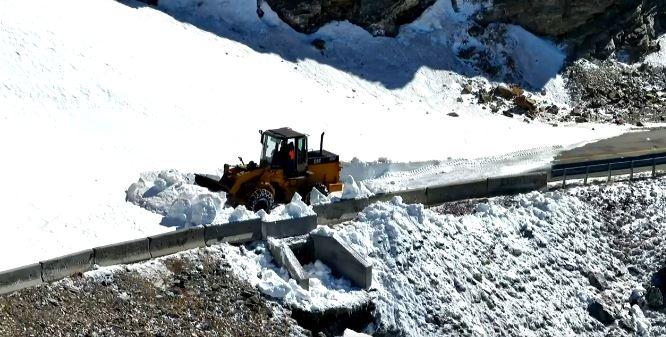 Se redeschide circulaţia pe Transalpina. Drumarii intervin cu utilajele de deszăpezire pe cea mai înaltă şosea din România 895470