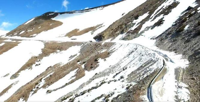 Se redeschide circulaţia pe Transalpina. Drumarii intervin cu utilajele de deszăpezire pe cea mai înaltă şosea din România 895471