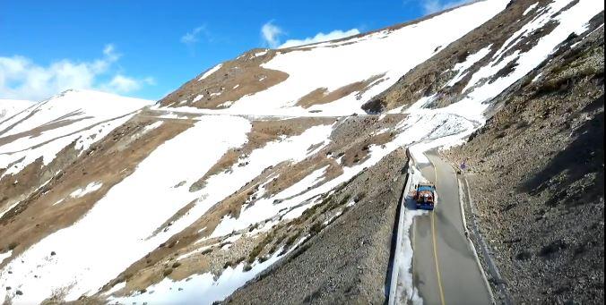 Se redeschide circulaţia pe Transalpina. Drumarii intervin cu utilajele de deszăpezire pe cea mai înaltă şosea din România 895472