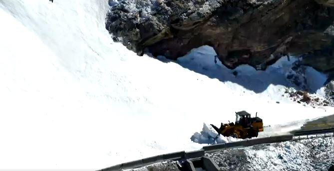 Se redeschide circulaţia pe Transalpina. Drumarii intervin cu utilajele de deszăpezire pe cea mai înaltă şosea din România 895473