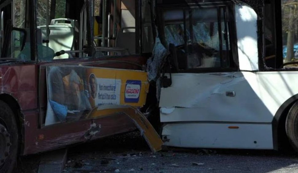 Accident teribil, cu 18 răniți, între două autobuze, în Roma. Patru persoane sunt în cod roșu