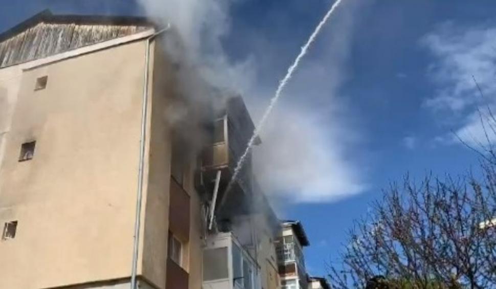 Explozie urmată de incendiu la un apartament dintr-un bloc din municipiul Curtea de Argeș | O persoană a murit 895890