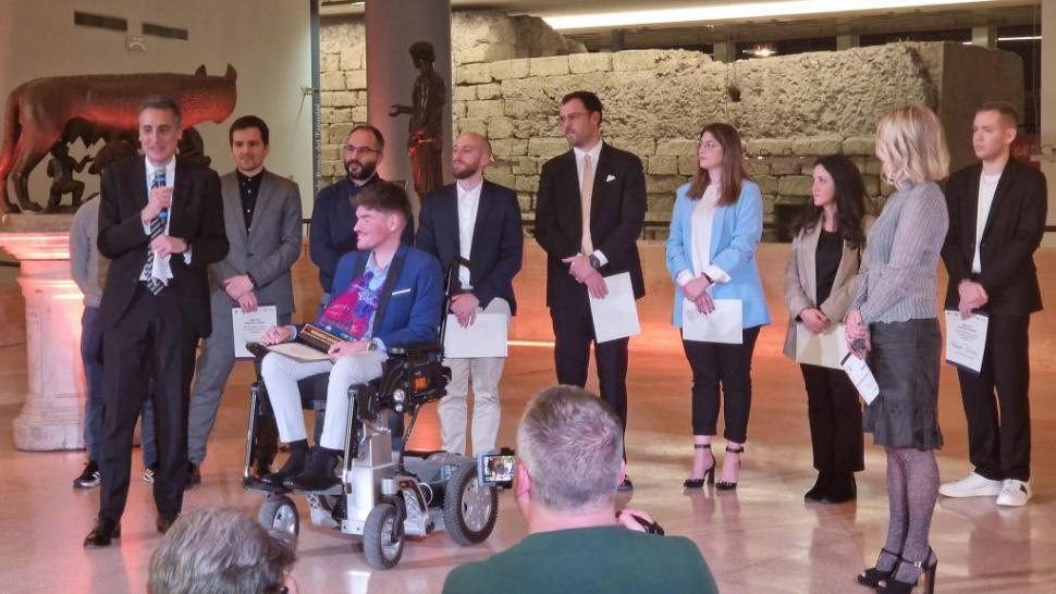 El este Mihai, un tânăr român care a primit premiul pentru cel mai bun cercetător în robotică și inteligență artificială din Italia 895900