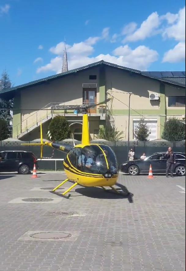 Pilotul care aterizează cu elicopterul în benzinării refuză să dea explicaţii. Autoritățile îl cercetează după ce "a alimentat" în Argeş şi Alba 895910