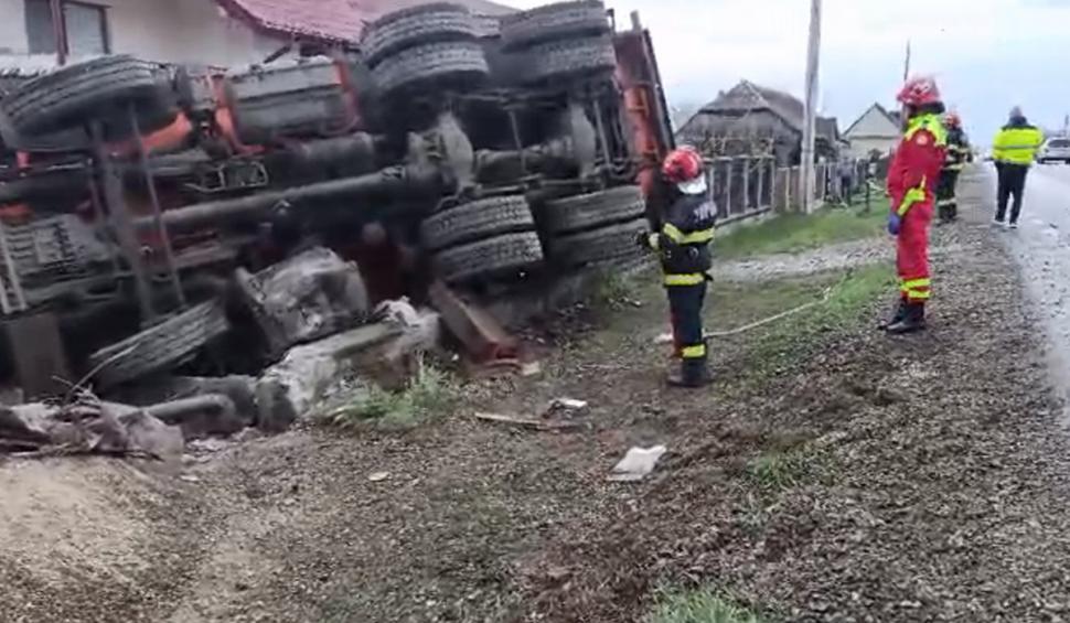 Accident grav în Suceava, după ce o basculantă s-a răsturnat şi a distrus o casă 896058