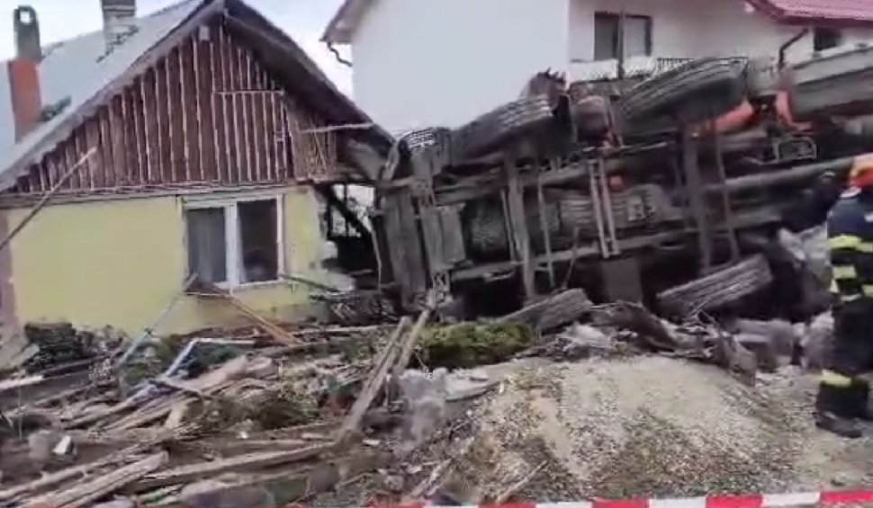 Accident grav în Suceava, după ce o basculantă s-a răsturnat şi a distrus o casă