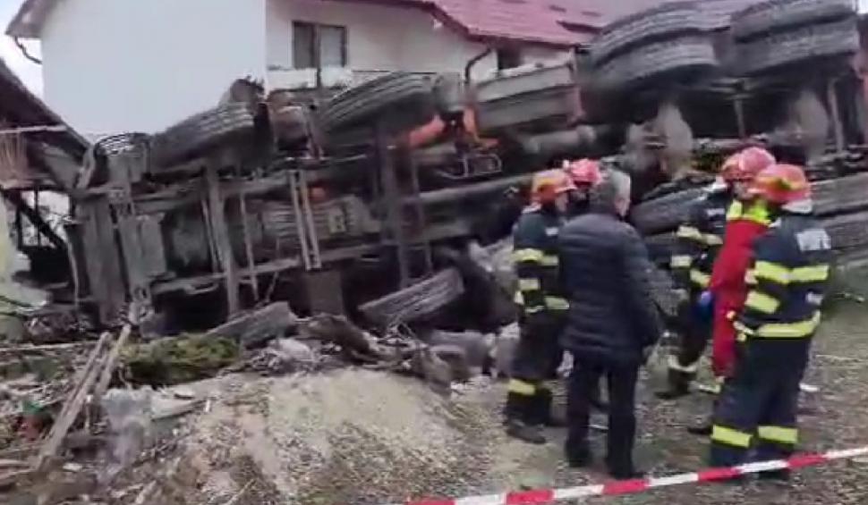 Accident grav în Suceava, după ce o basculantă s-a răsturnat şi a distrus o casă 896060