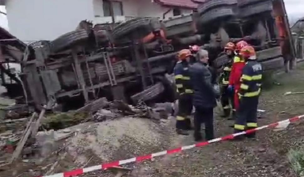 Accident grav în Suceava, după ce o basculantă s-a răsturnat şi a distrus o casă 896061