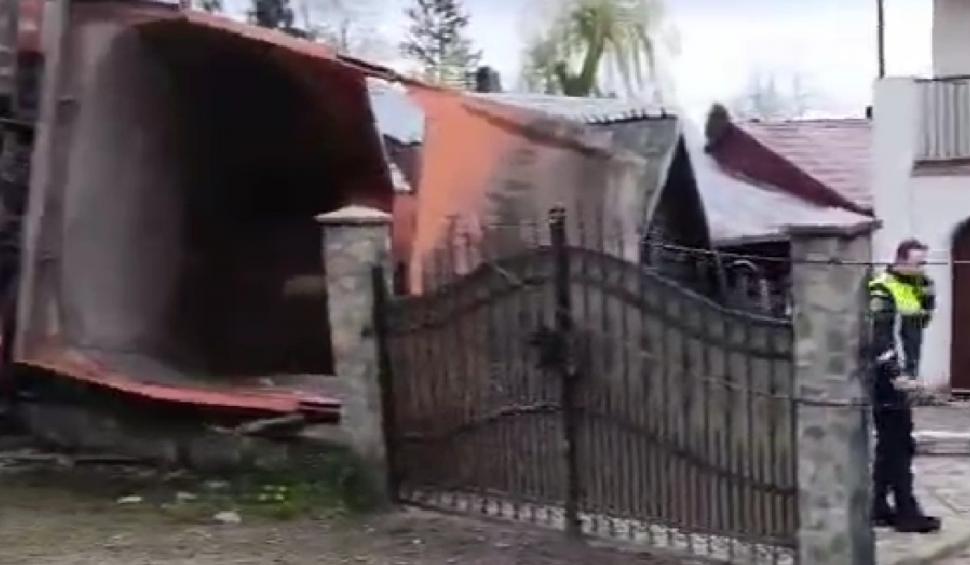 Accident grav în Suceava, după ce o basculantă s-a răsturnat şi a distrus o casă 896062