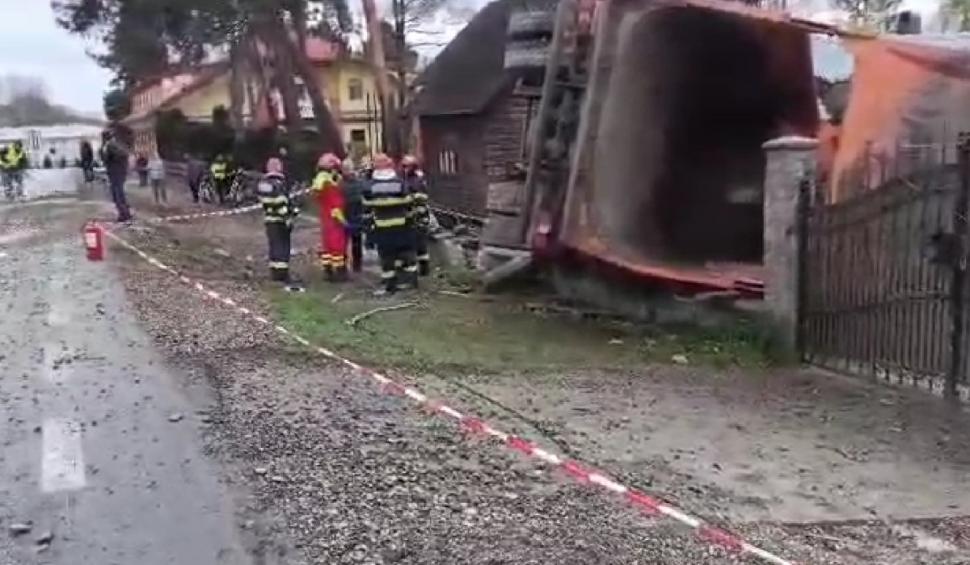 Accident grav în Suceava, după ce o basculantă s-a răsturnat şi a distrus o casă 896063