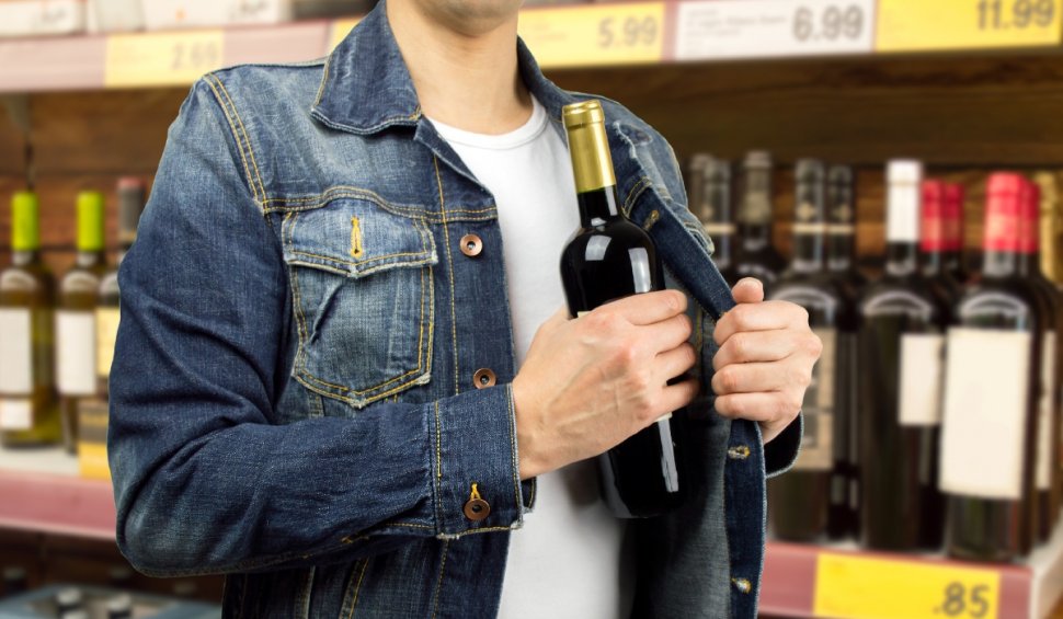 Un bărbat a furat băuturi alcoolice în valoare de 2.500 de euro, dintr-un magazin din Braşov. Un martor a sunat la 112