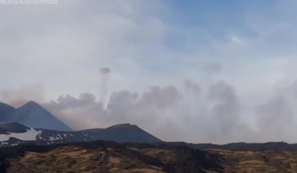 Fenomen misterios, extrem de rar, suprins în Italia. Imagini cu vulcanul Etna care aruncă "inele de fum” 896078